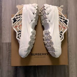 Burberry signature print of Vintage Check White/ Archive Beige. Sz. 11
